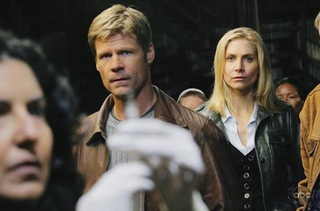 Illustration for article titled Alan Tudyk Leads The Human Resistance Against Ridiculous Alien Cleavage, In New V Stills